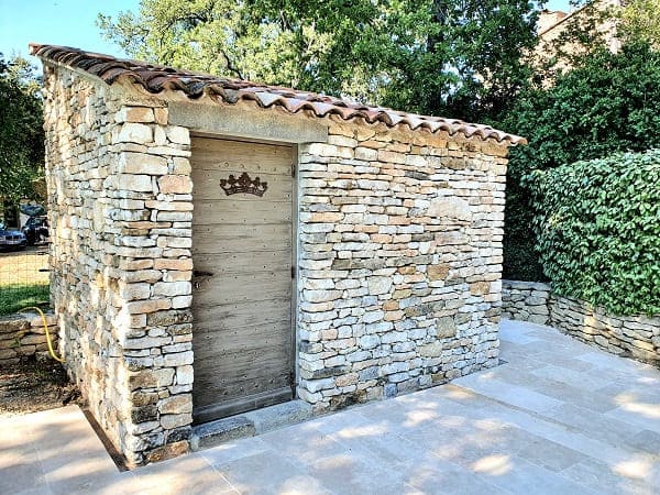 Cabanon avec porte en provençale